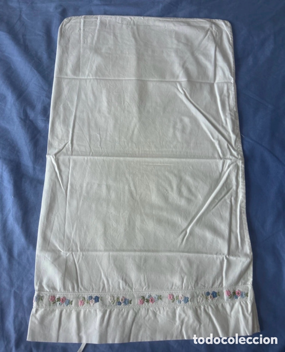 Vintage: Antigua funda de almohada infantil de lino y algod&oacute;n con florecitas bordadas