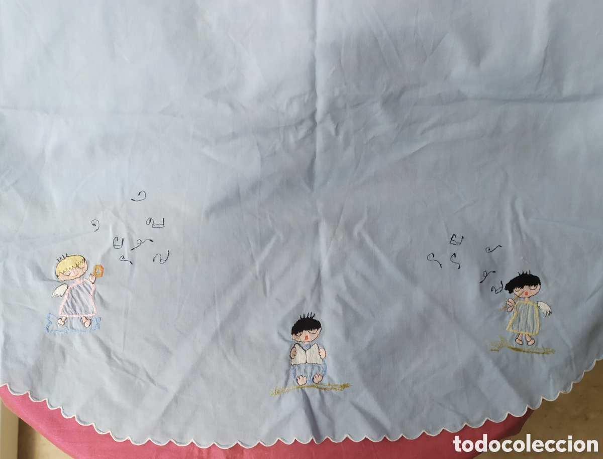 Vintage: Sabana de cuna vintage bordada con angelitos, mide 80x100 cm. Tiene un par de agujeros peque&ntilde;os como