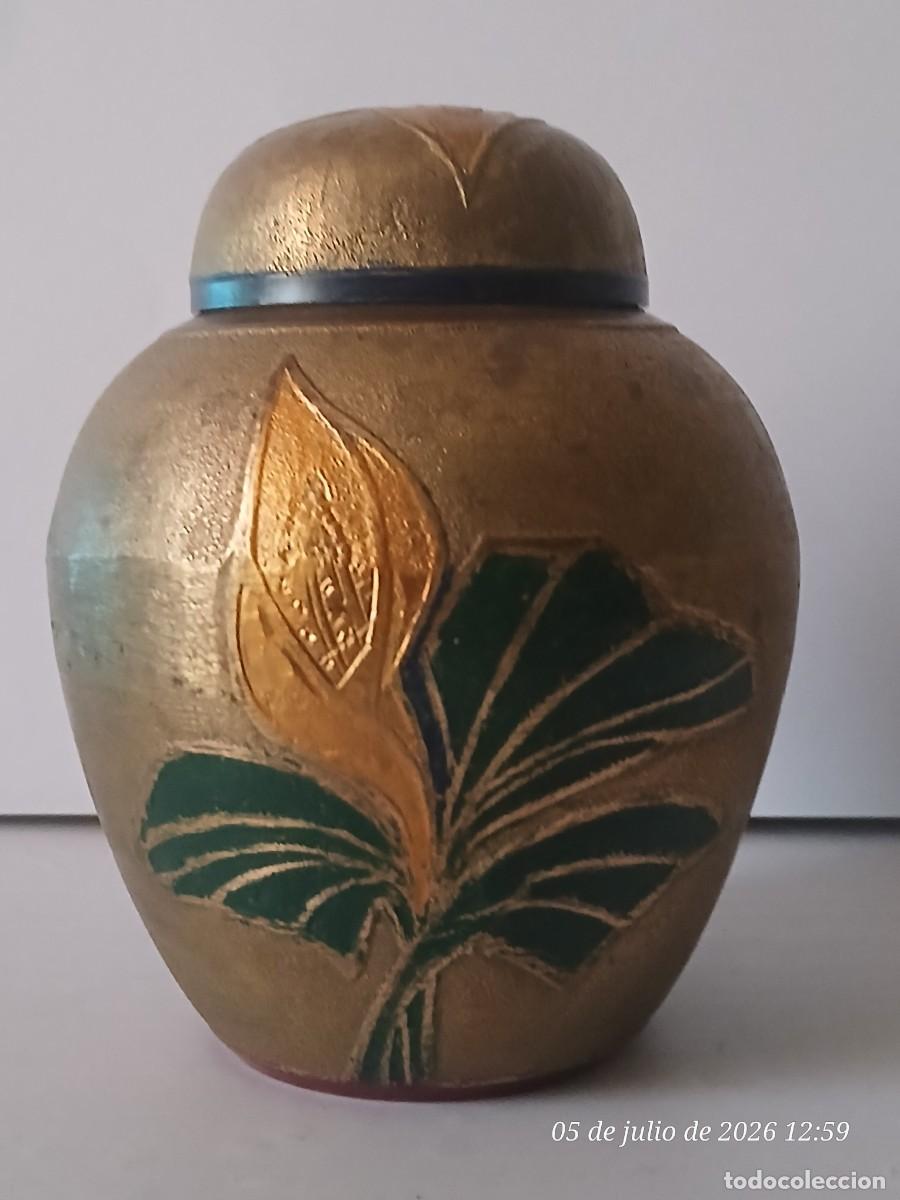 Vintage: Peque&ntilde;o tibor de bronce, con esmaltes &oacute; similar.