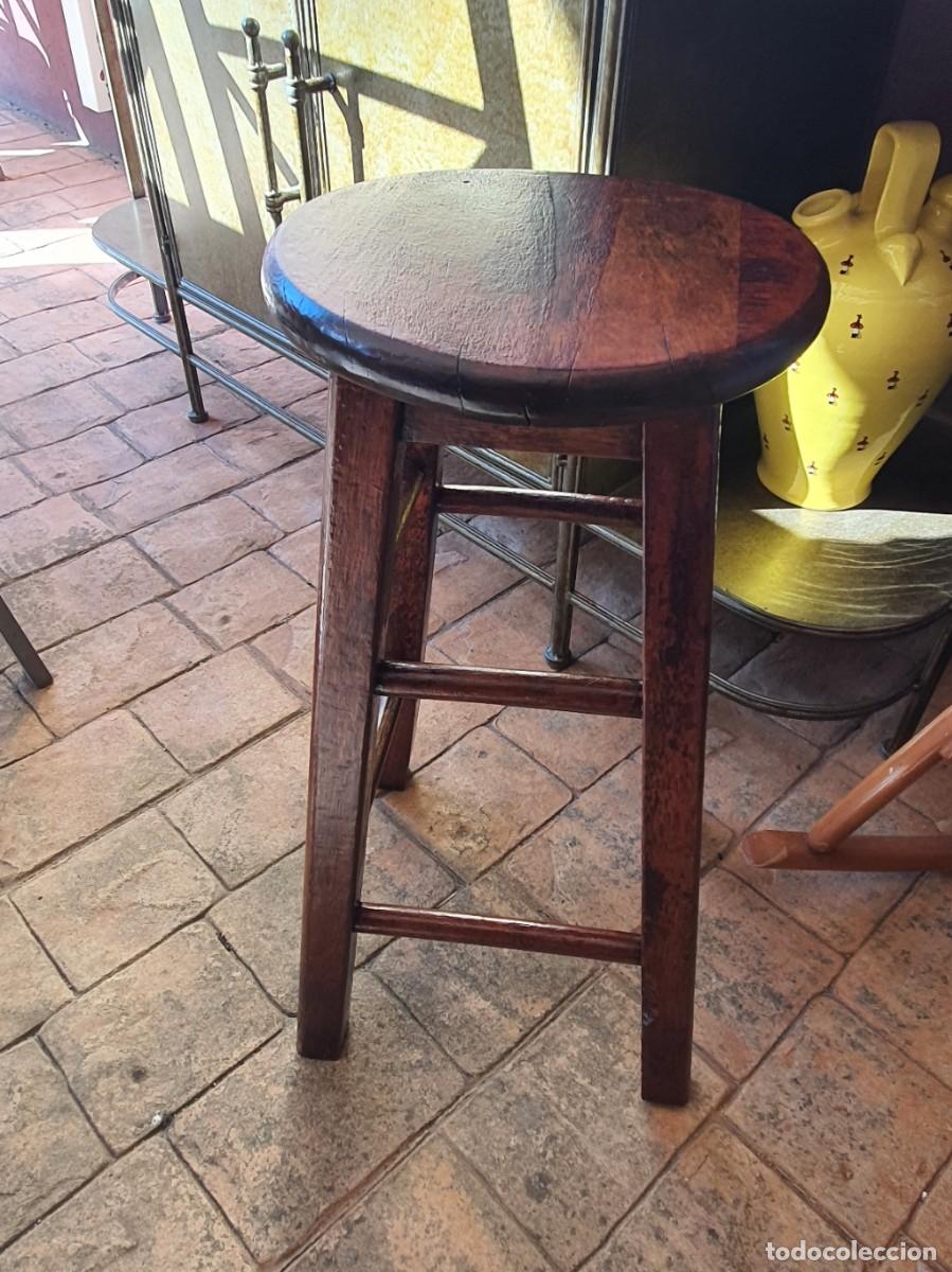 Vintage: Taburete Alto de Madera Noble - Acabado Caoba Sat&iacute;n