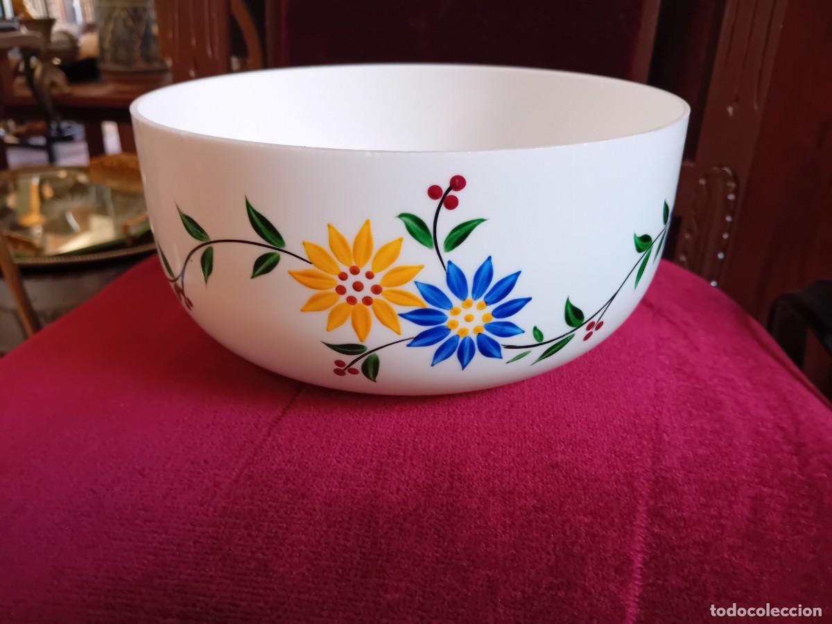 Vintage: Centro de opalina con flores esmaltadas d&eacute;cada de los 70