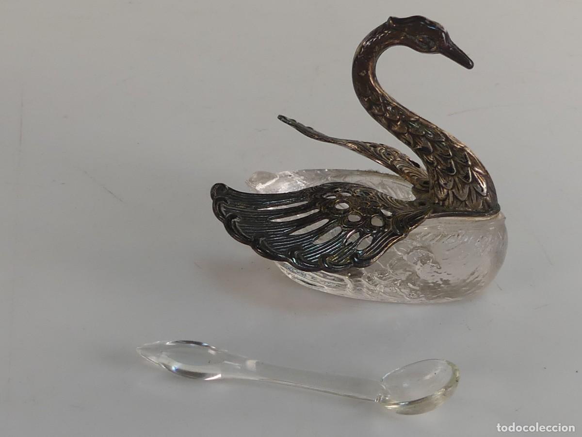 Vintage: SALERO FORMA DE CISNE DE CRISTAL Y METAL