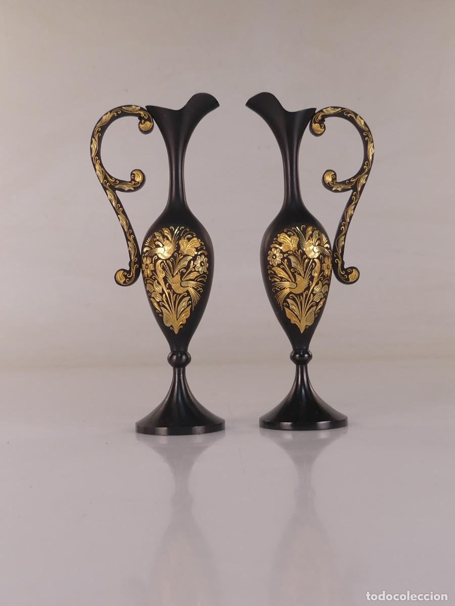 Vintage: PAREJA DE 2 PEQUE&Ntilde;OS FLOREROS DECORATIVOS DAMASQUINADOS OBJETOS SOLO DE DECORACION