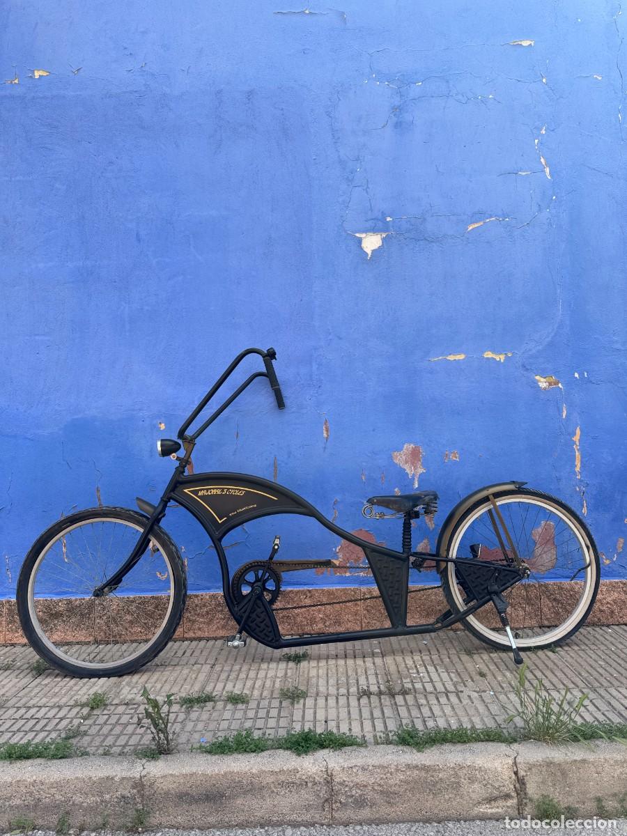 Vintage: ​Bicicleta customizada artesanal estilo Chopper con estructura negra.
