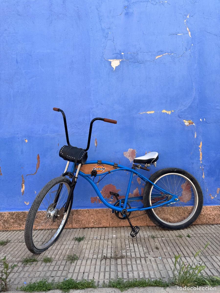 Vintage: ​Bicicleta customizada artesanal con estructura azul.