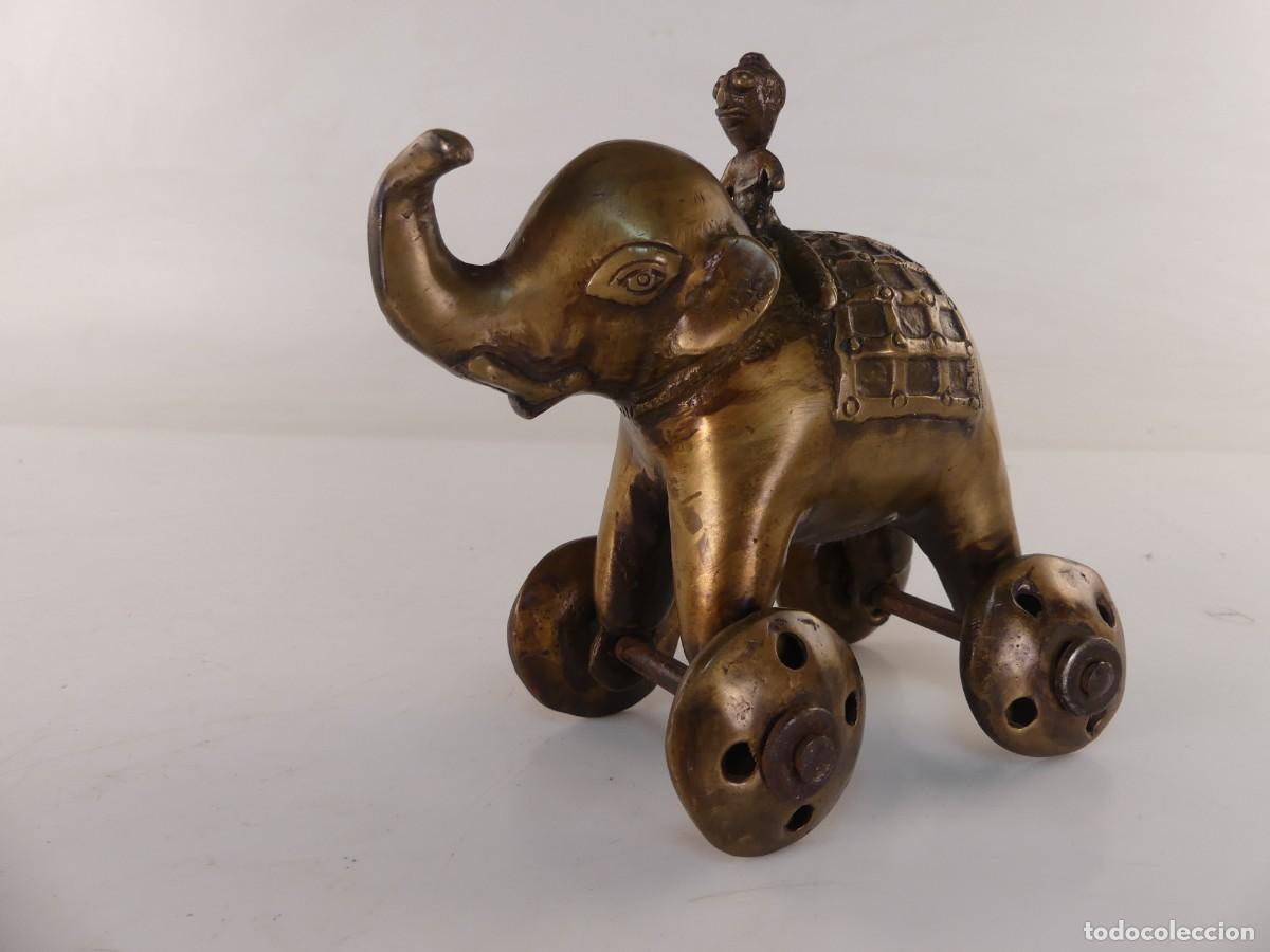 Vintage: Juguete de templo de elefante de lat&oacute;n indio antiguo sobre ruedas, decoraci&oacute;n de la India