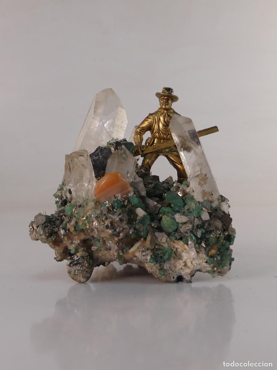 Vintage: escultura decorativa que representa a un buscador de oro sobre una base de minerales.