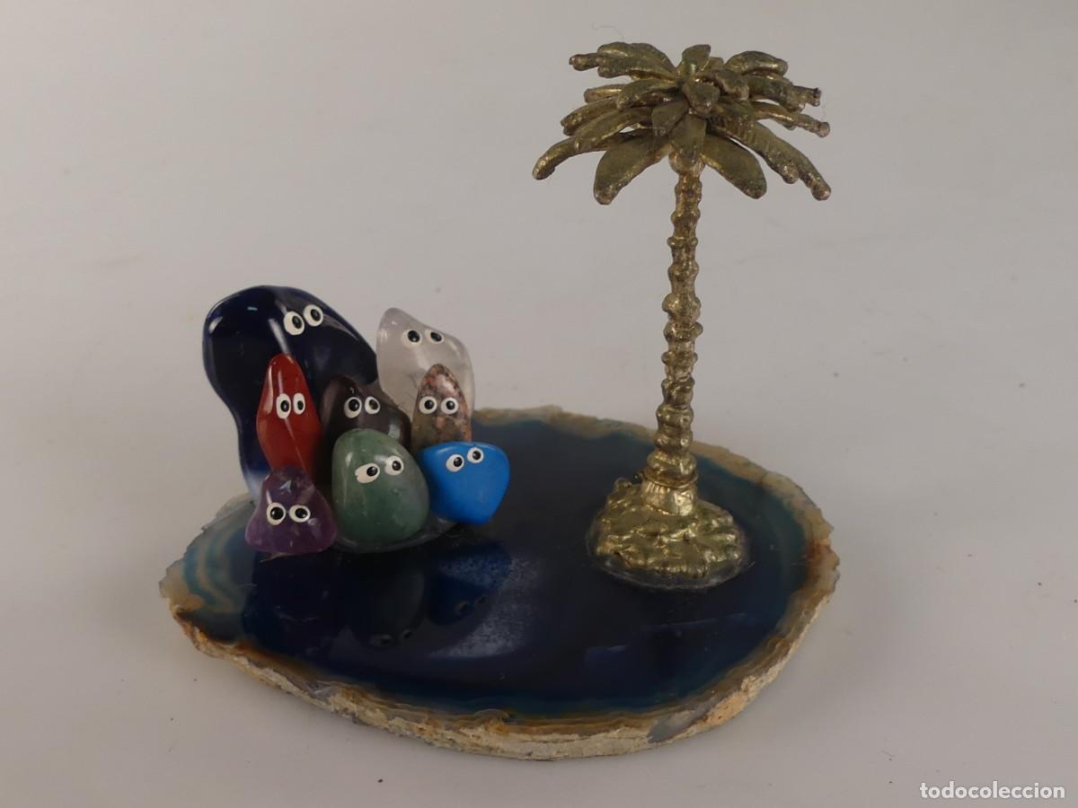 Vintage: figura decorativa presenta un conjunto de minerales con forma de &rdquo;caritas&rdquo; sobre una base de &aacute;gata