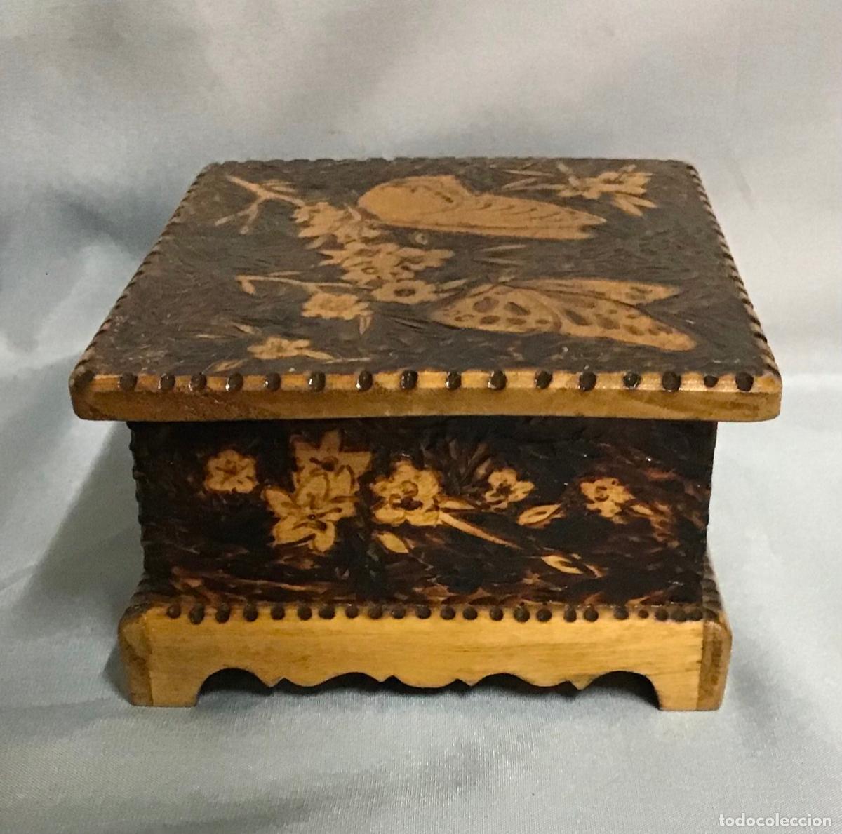 Vintage: JOYERO DE MADERA CON PIROGRAVADO.