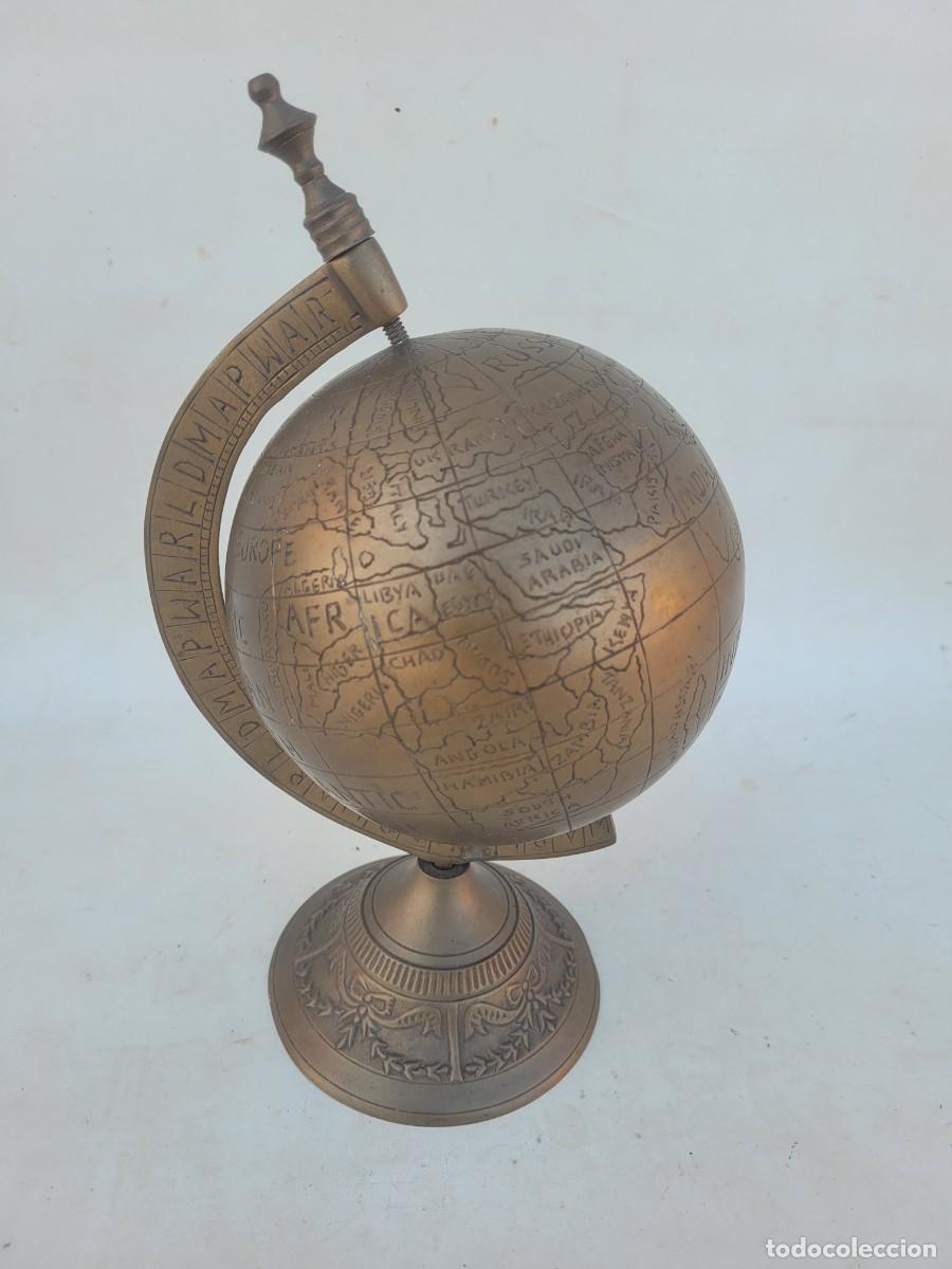 Vintage: Globo terr&aacute;queo decorativo de bronce para escritorio.