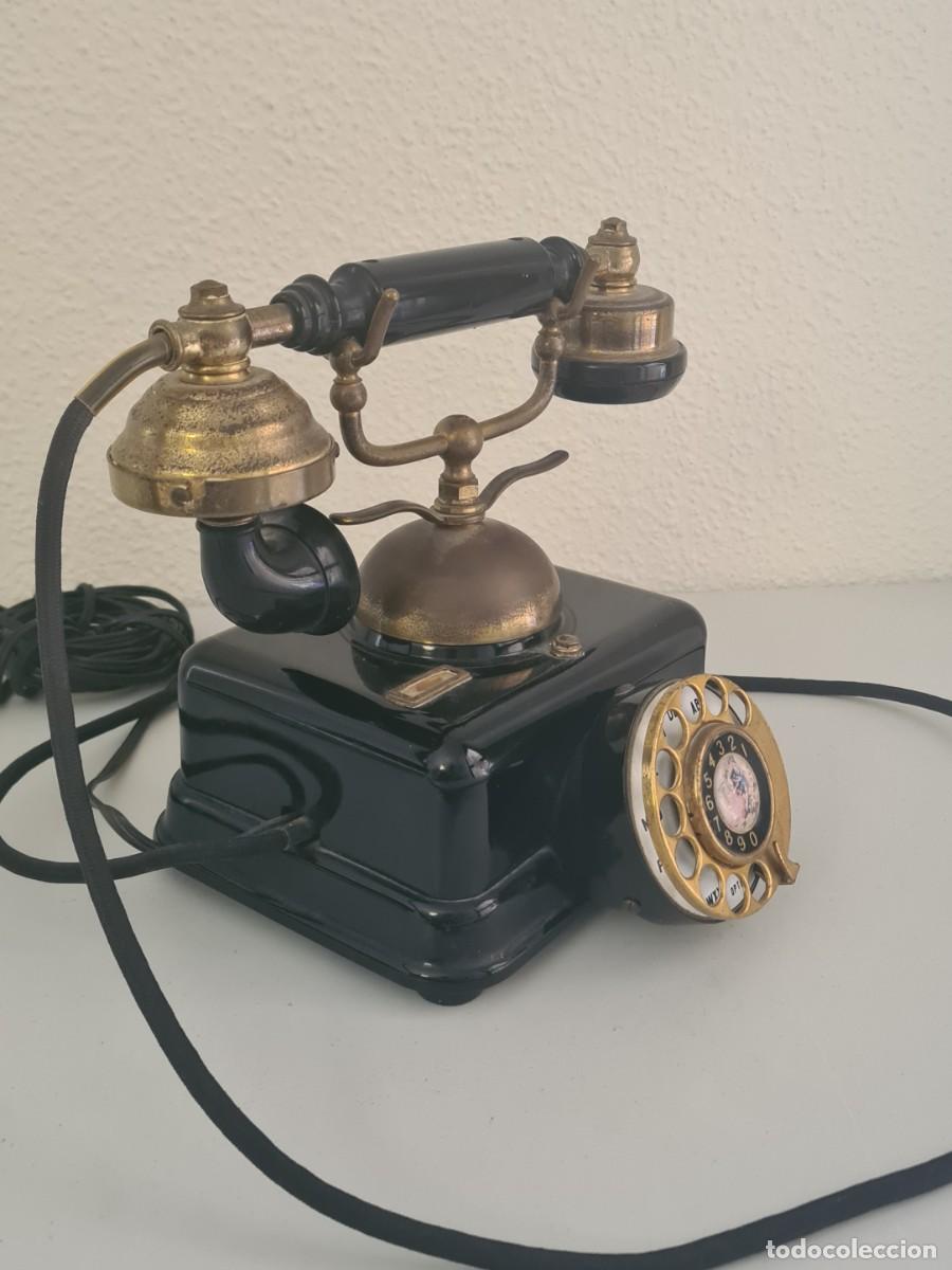 Vintage: Tel&eacute;fono antiguo aproximadamente a&ntilde;os 60