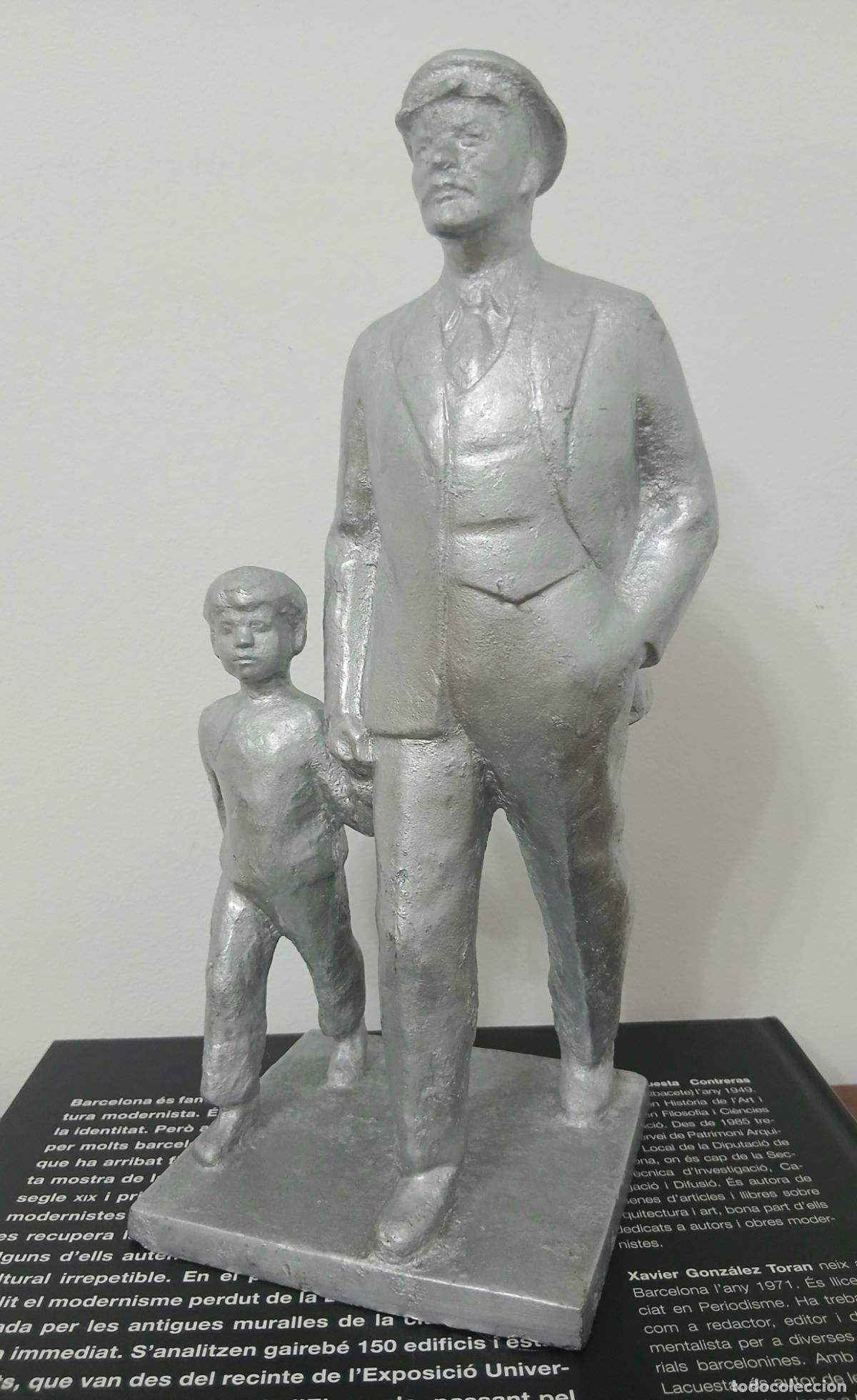 Vintage: Figura Lenin con ni&ntilde;o color plata.Silumina