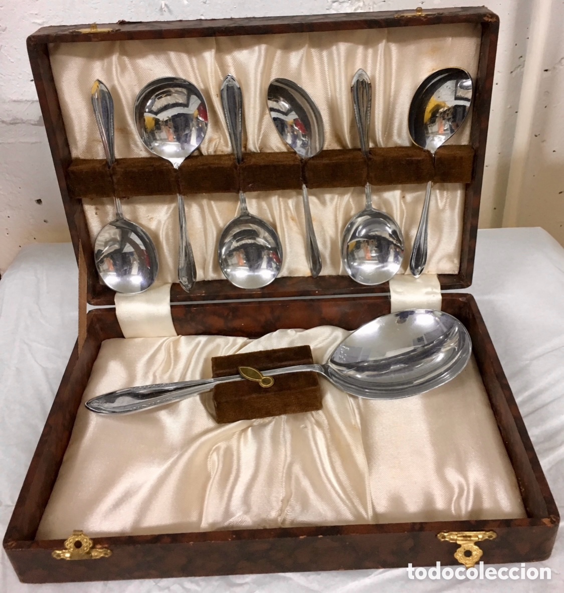 Vintage: Caja con cubiertos. 6 cucharas y cuchar&oacute;n. A&ntilde;os 60.