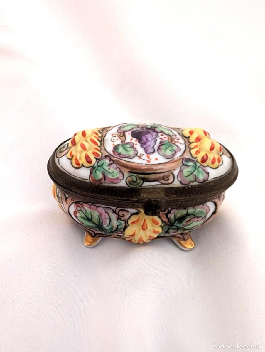Vintage: Joyero antiguo de porcelana con lat&oacute;n pintado a mano