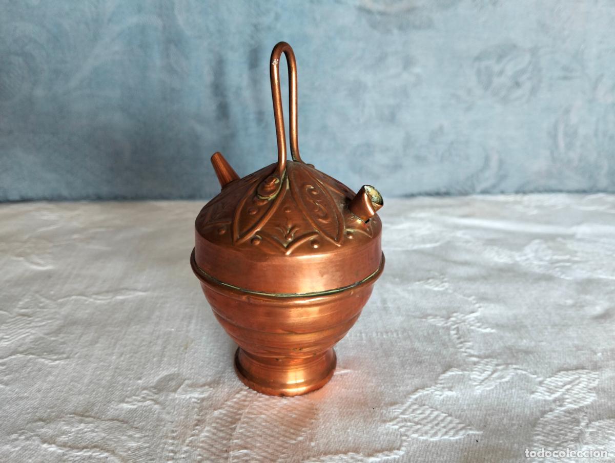 Vintage: Botijo decorativo peque&ntilde;o de metal cobre repujado miniatura vintage de los a&ntilde;os 60