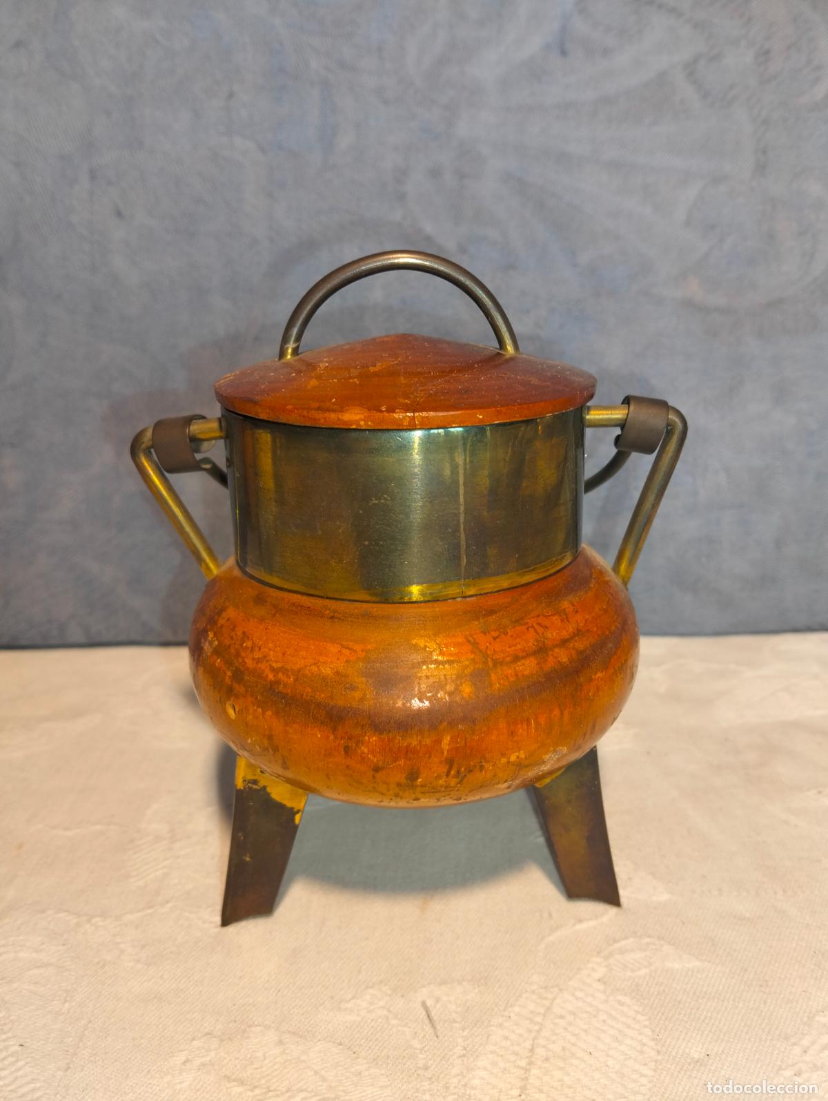 Vintage: Bote pote gallego de madera marr&oacute;n vintage con decoraciones de lat&oacute;n dorado tapa y asa marca Vijande