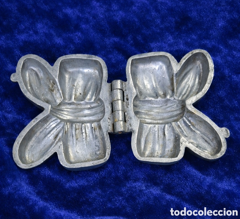 Vintage: Molde met&aacute;lico vintage de mariposa.