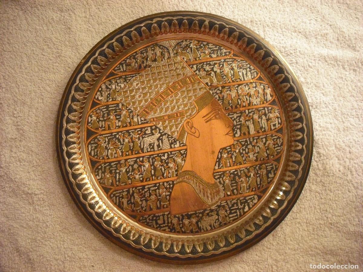 Vintage: PLATO DECORATIVO METALICO CON NEFERTITI , VINTAGE . 27 CM DE DIAMETRO