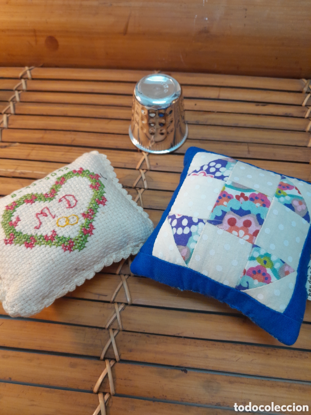 Vintage: Dos alfileteros uno de patchwork y otro de punto de cruz