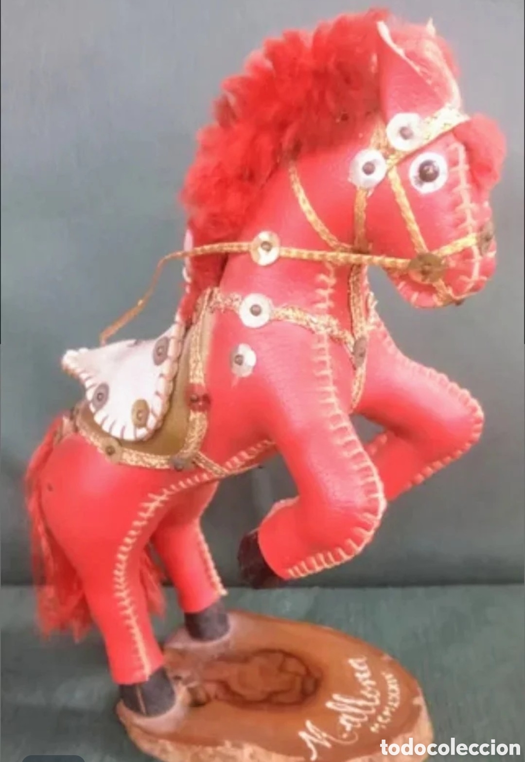 Vintage: Caballo en cuero o polipiel rojo en peana de madera. A&ntilde;o 1974,
