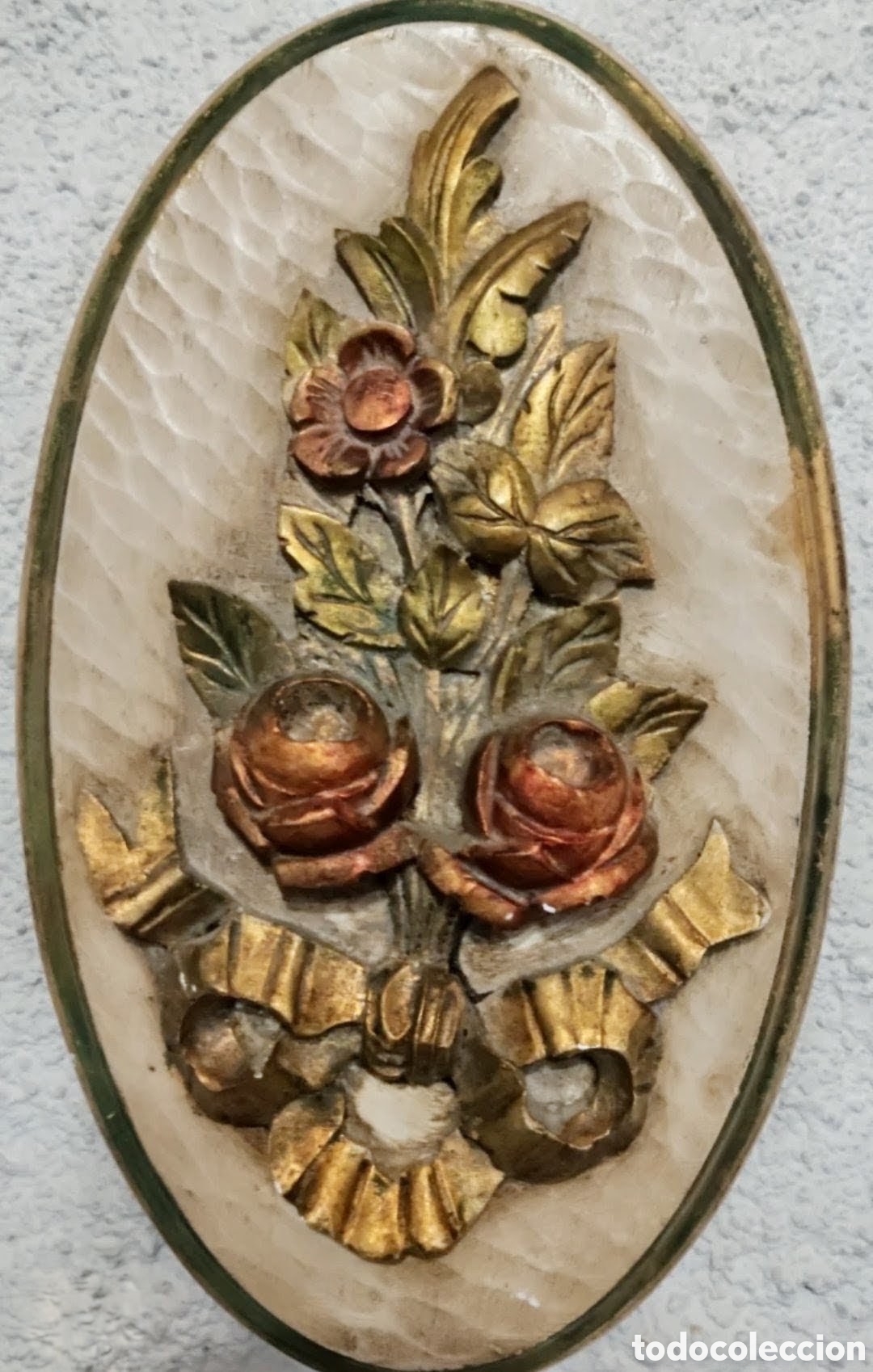 Vintage: Cuadro de madera tallada, con motivos florales.