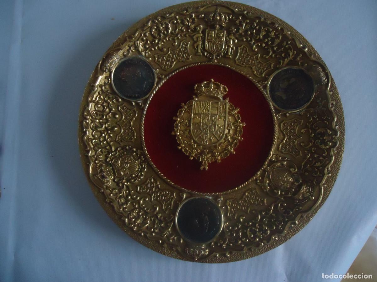 Vintage: PLATO DE METAL CON ESCUDO DE LOS BORBONES