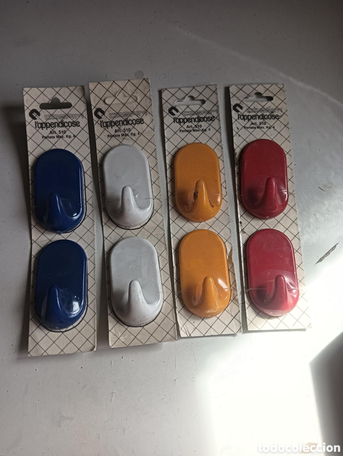 Vintage: Antiguos colgadores en 4 colores