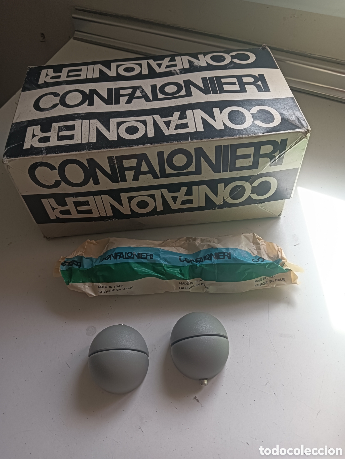 Vintage: Peque&ntilde;as escuadras redondas para estanter&iacute;as de cristal