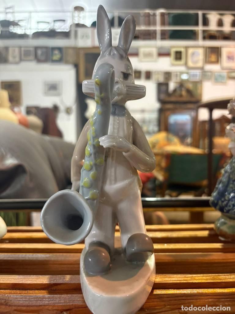 Vintage: FIGURA CONEJO CON SAXOF&Oacute;N - Foto 2