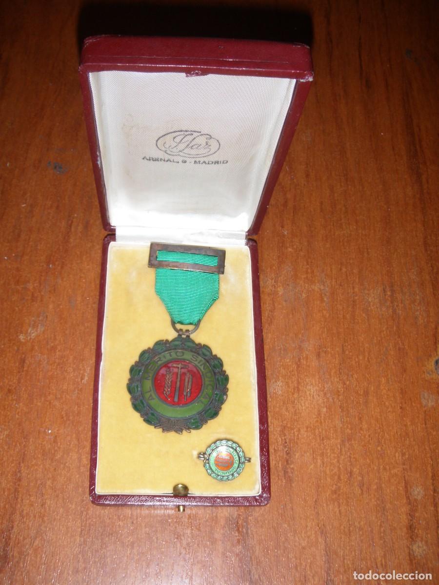 Vintage: ESTUCHE CON MEDALLA Y PIN AL MERITO SINDICAL