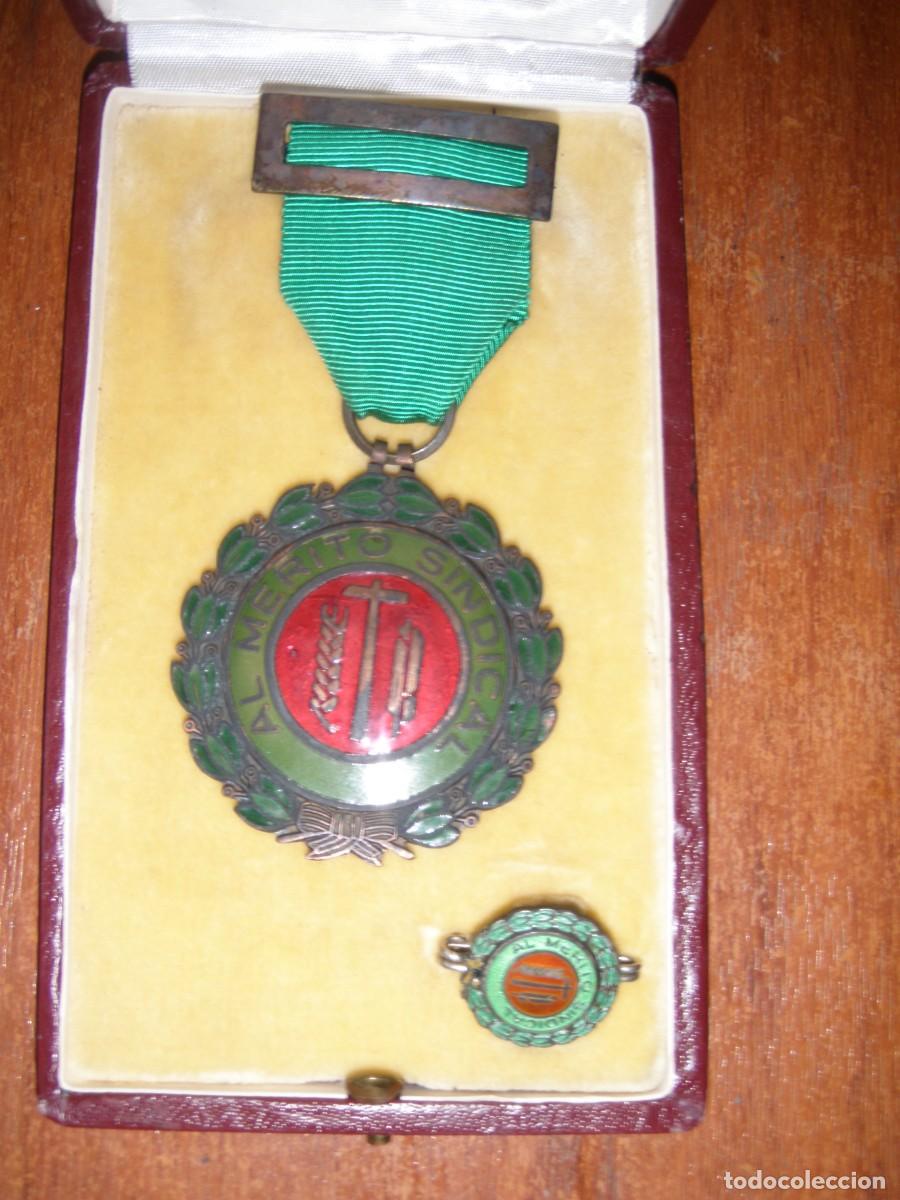 Vintage: ESTUCHE CON MEDALLA Y PIN AL MERITO SINDICAL - Foto 2