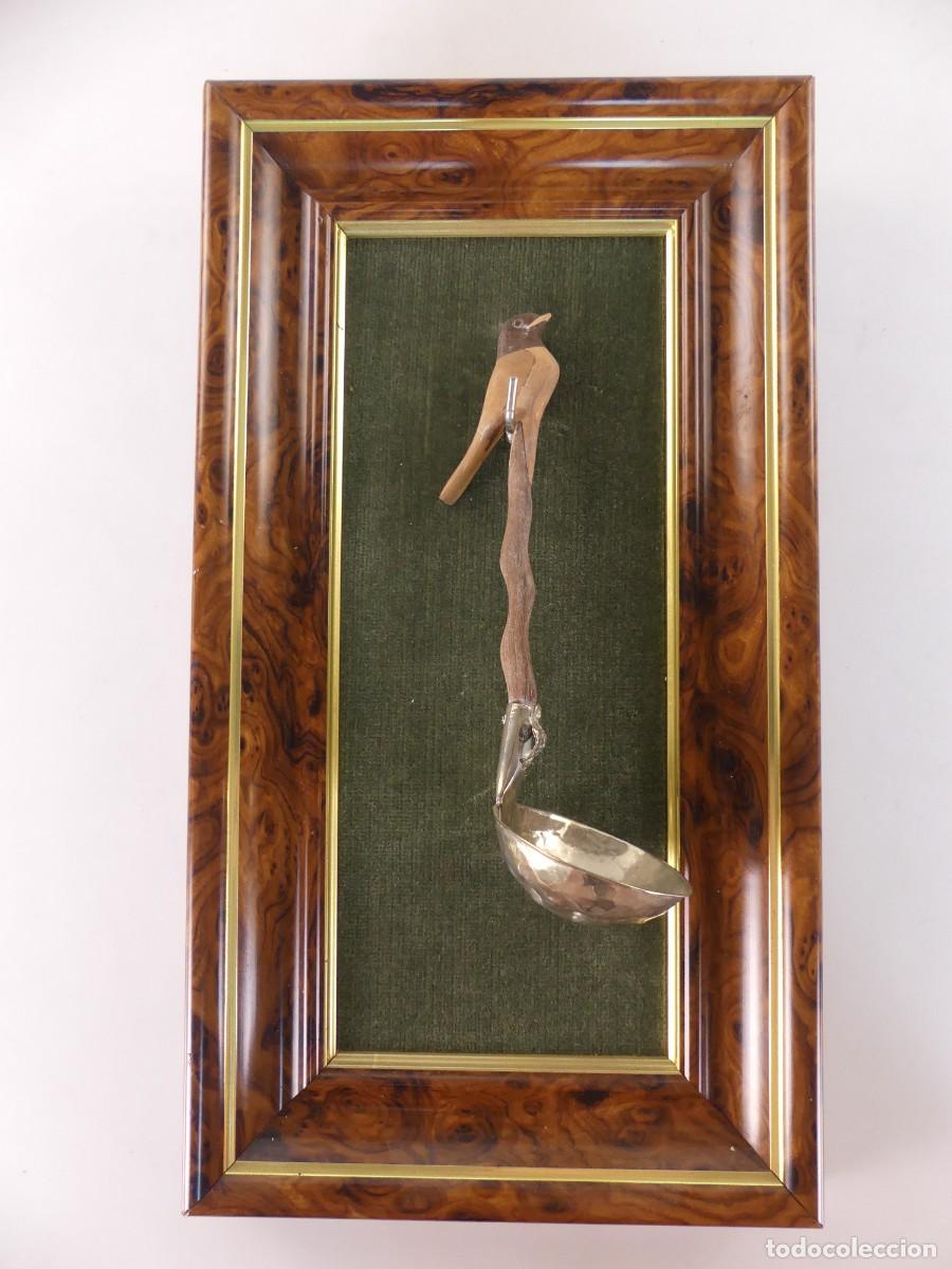 Vintage: PRECIOSA CUCHARA MANGO DE MADERA FORMA DE PAJARO MONTADA EN UN CUADRO