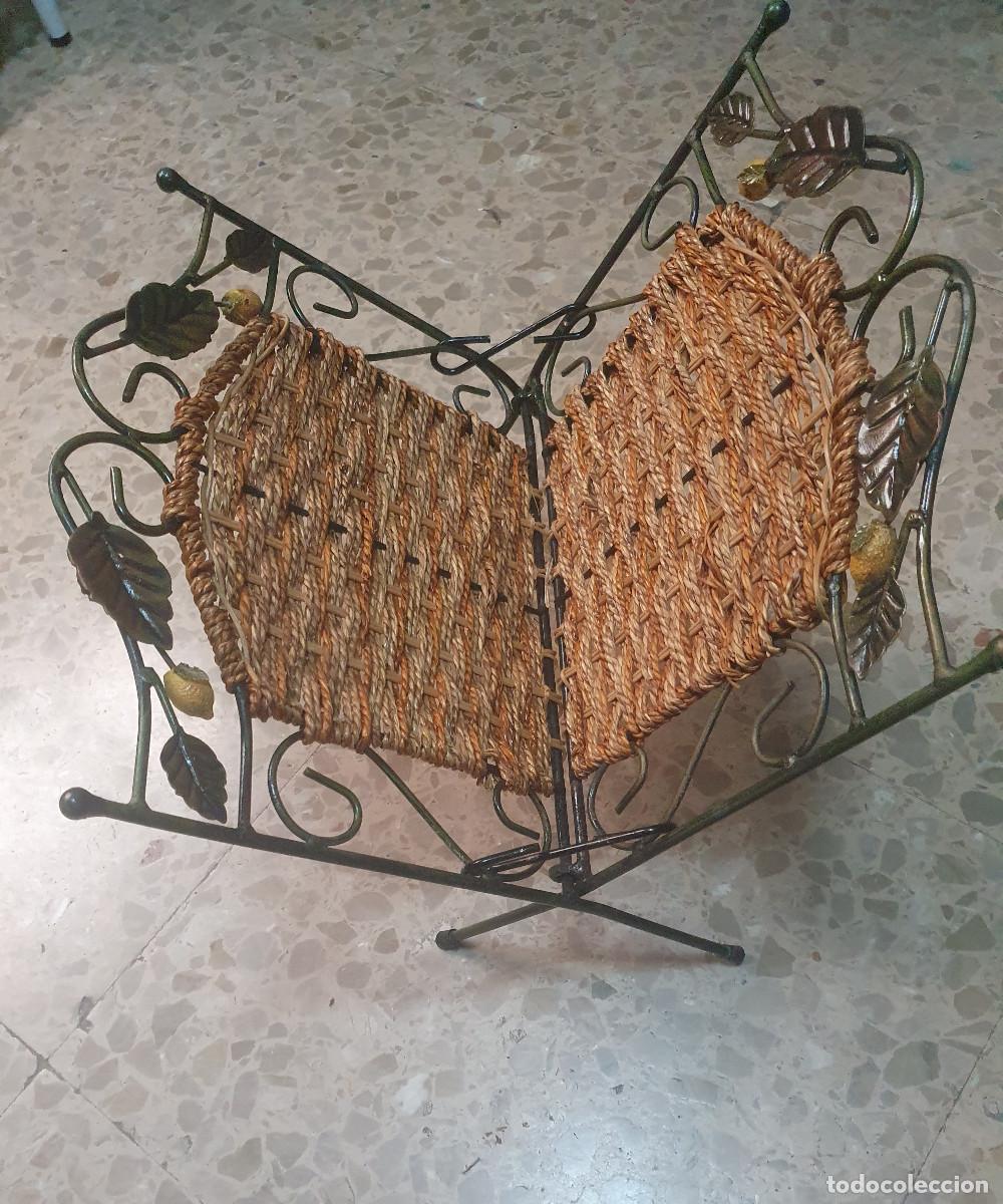 Vintage: Revistero vintage de metal y mimbre