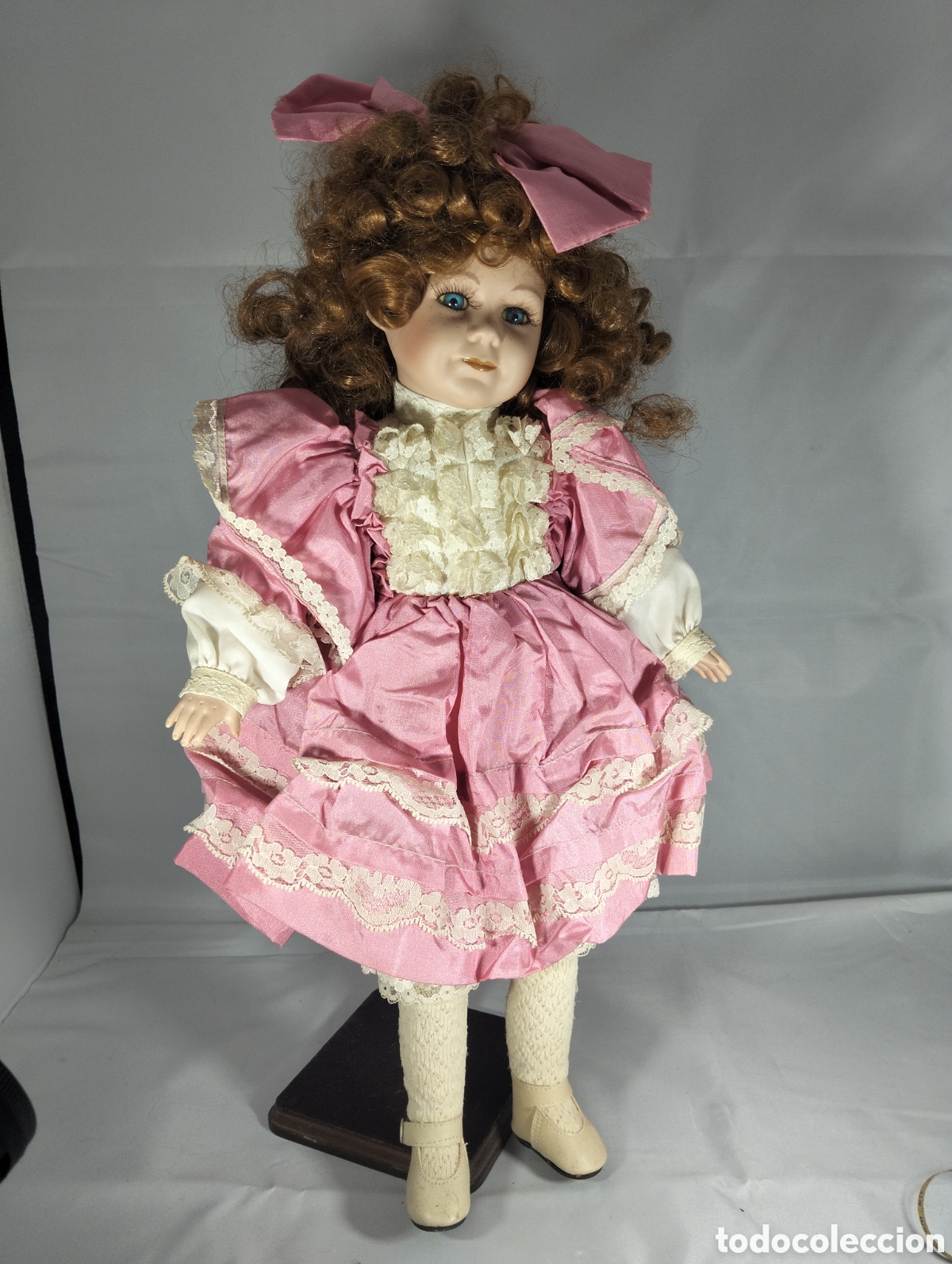 Vintage: mu&ntilde;eca de porcelana de colecci&oacute;n se asemeja a los modelos producidos por la Leonardo Collection
