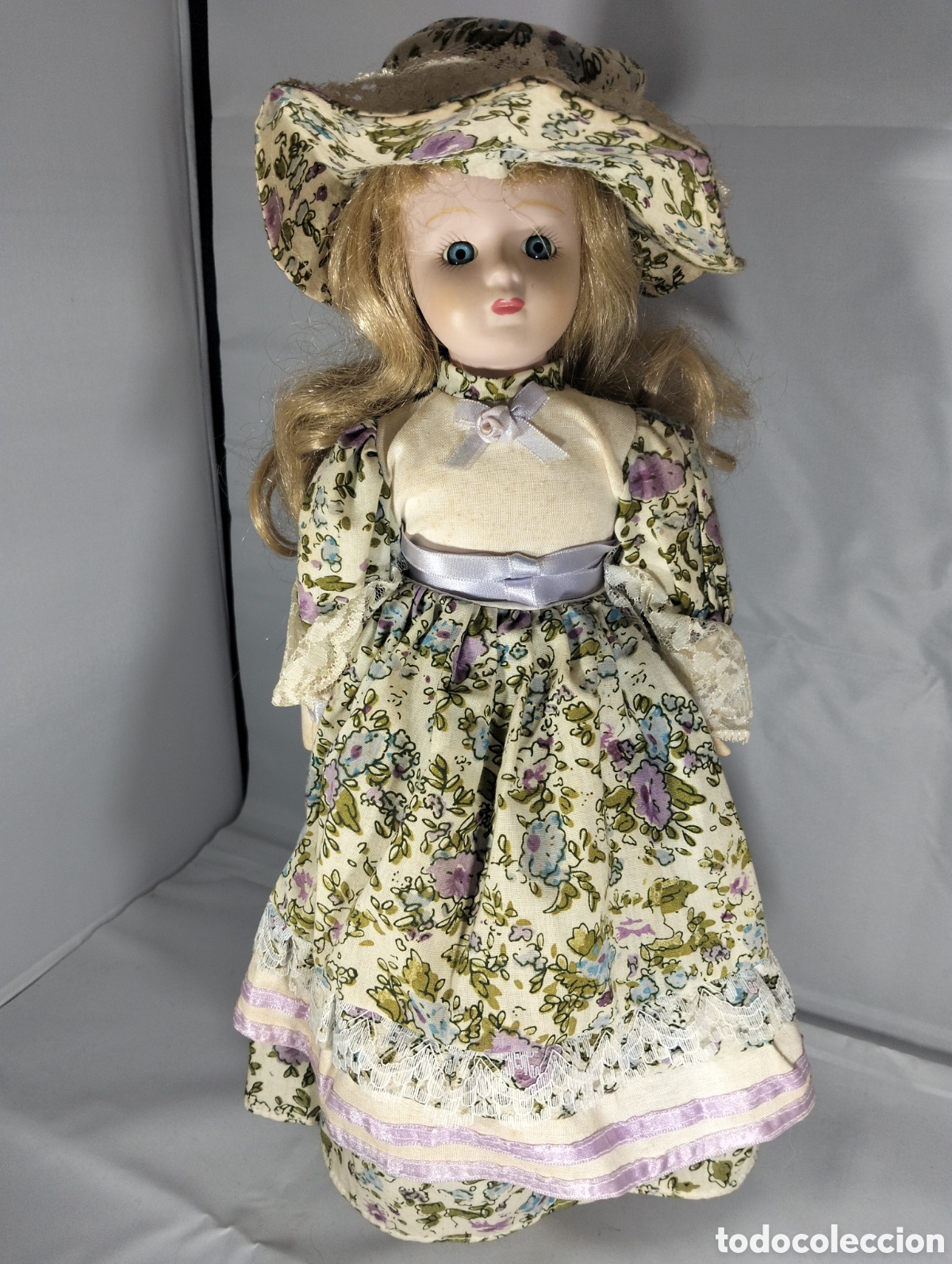 Vintage: de porcelana vintage con sombrero de paja y vestido floral