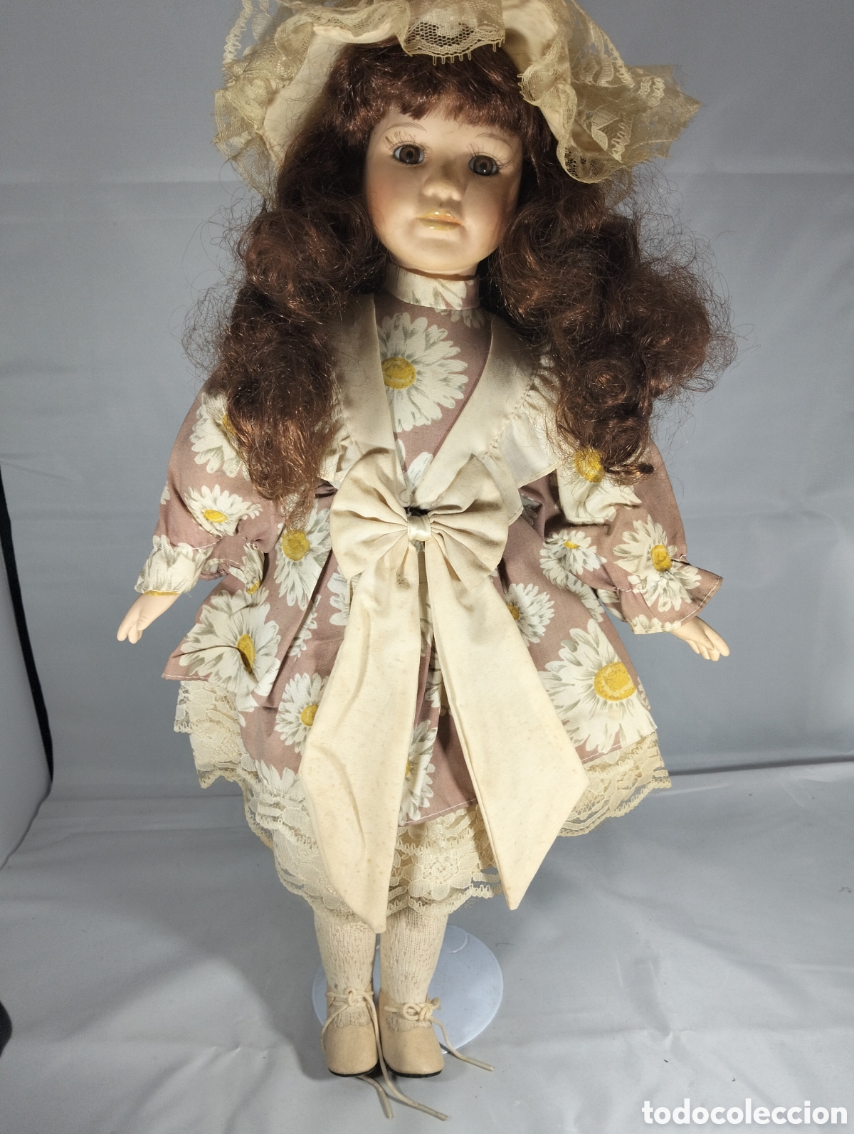 Vintage: Mu&ntilde;eca victoriano presenta un vestido de color marr&oacute;n con estampado floral