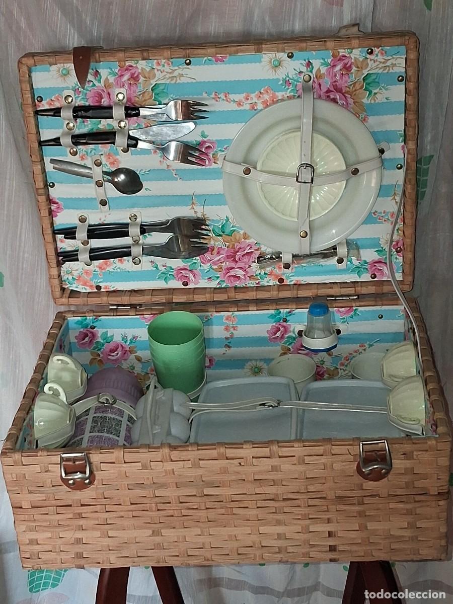 Vintage: cesta de picnic de mimbre completamente equipada con un estilo vintage.