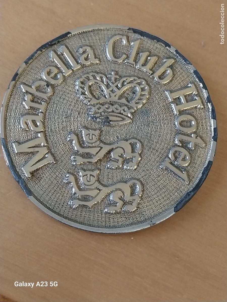 Vintage: MARBELLA CLUB HOTEL MEDALLA MANO METAL DORADO PUENTE ROMANO A&Ntilde;OS 70 7.5CMS LEER