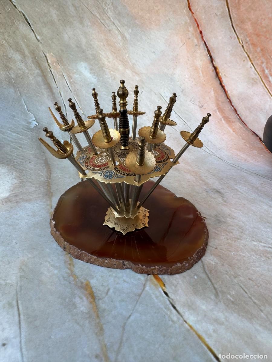 Vintage: Espadas en miniatura damasquinadas vintage de Toledo con soporte, 12 brochetas en miniatura.