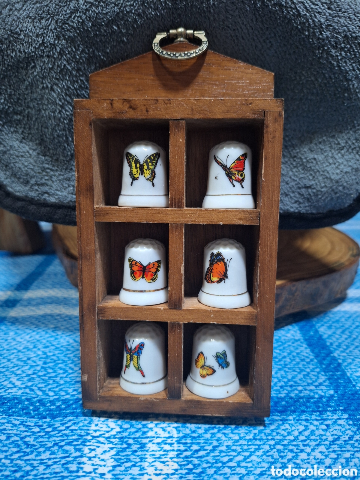 Vintage: Peque&ntilde;a estanteria con 6 dedales.