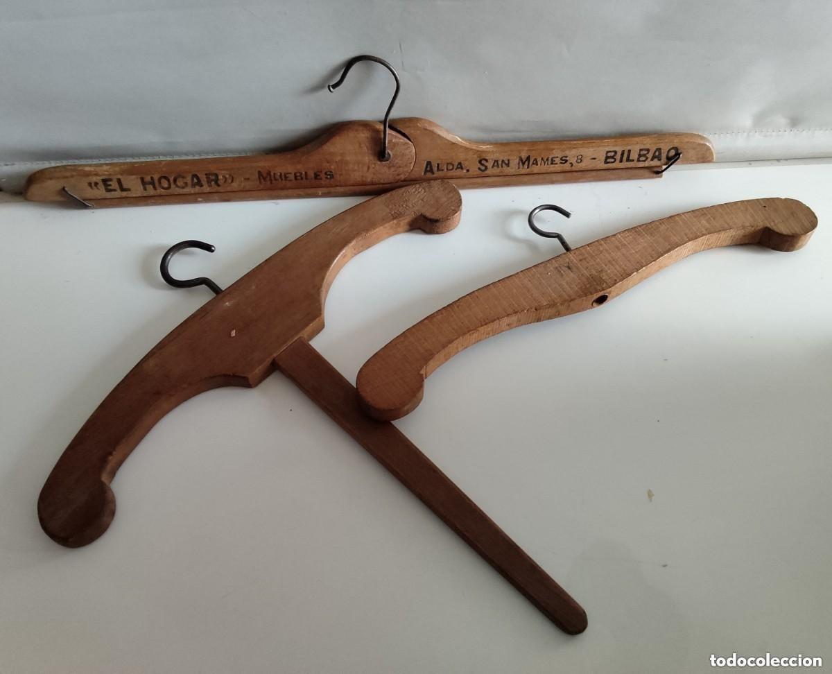 Vintage: Conjunto de perchas antiguas de madera . Muebles el Hogar, Bilbao