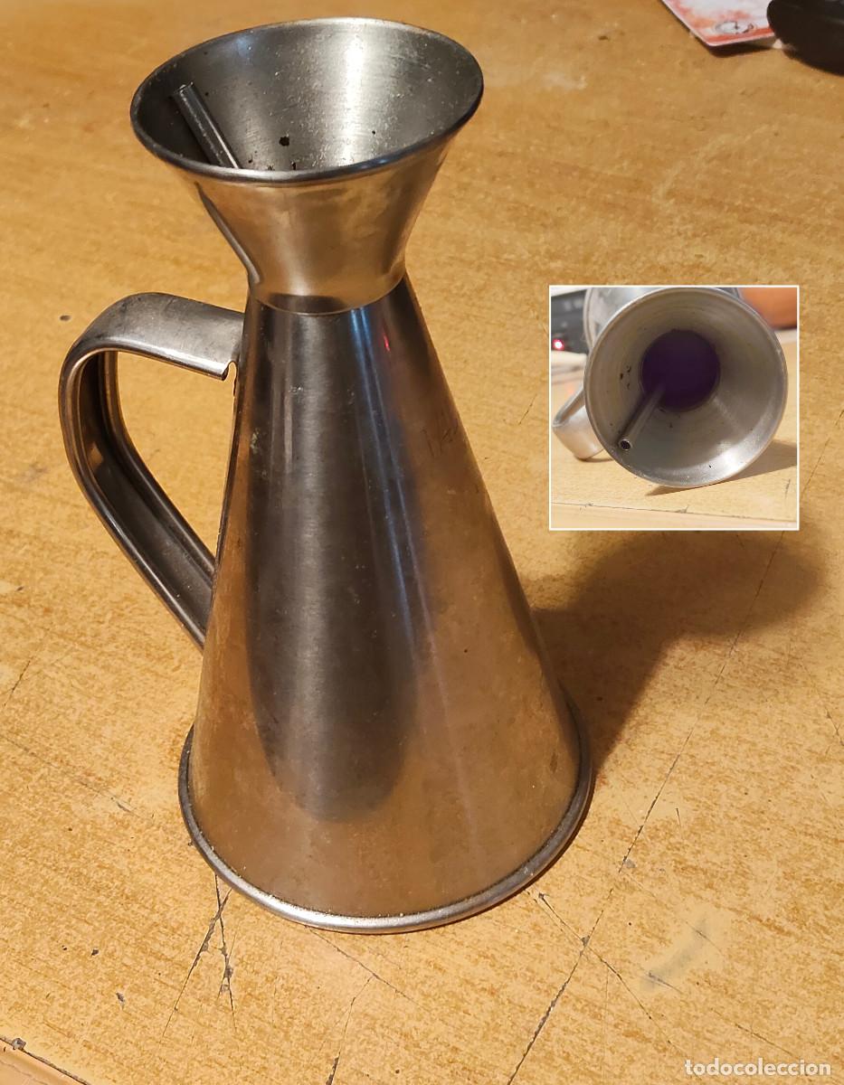 Vintage: Aceitera de acero inoxidable con un dise&ntilde;o elegante y funcional