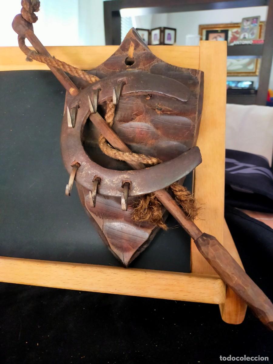 Vintage: CUELGA LLAVES ARTESANAL DE MADERA EN FORMA DE ESCUDO CON FUSTA, CUERDA Y HERRADURA METAL. A&Ntilde;OS 60