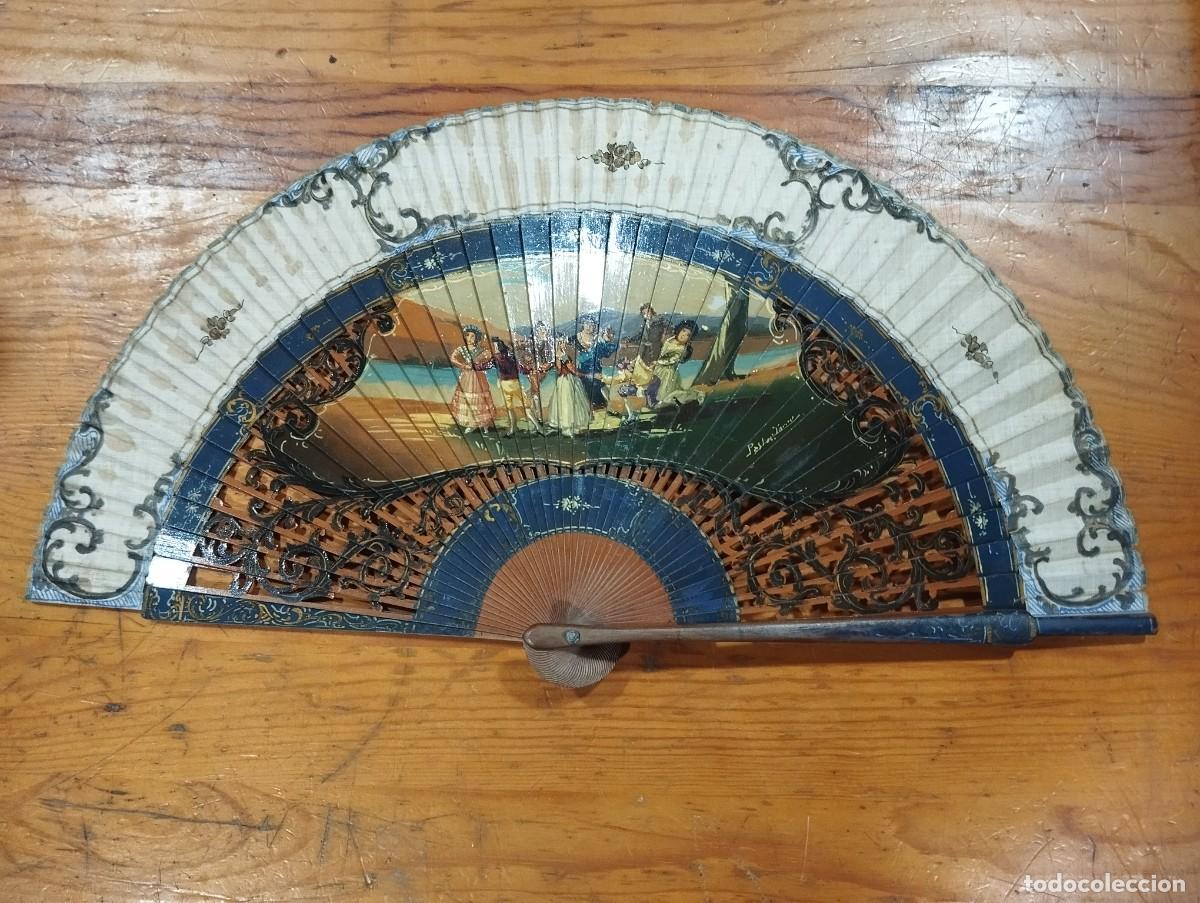 Vintage: ABANICO ANTIGUO PINTADO A MANO Y FIRMADO SOBRE VARILLAS DE MADERA.