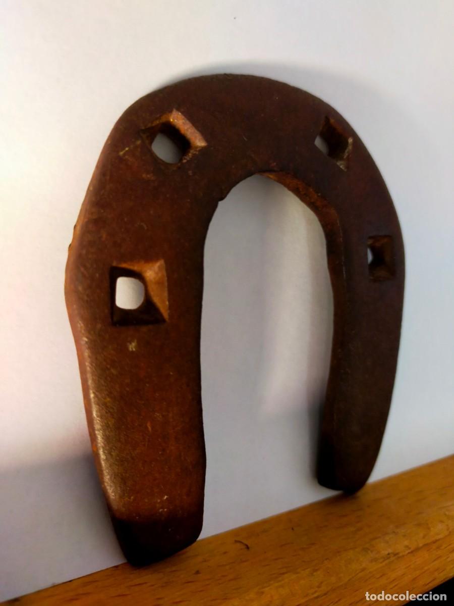 Vintage: HERRADURA PEQUE&Ntilde;A. CIRCA A&Ntilde;OS 60. MEDIDAS. ANCHO: 8 CM. - ALTO: 9 CM. 180 GRS APROX. VER FOTOS