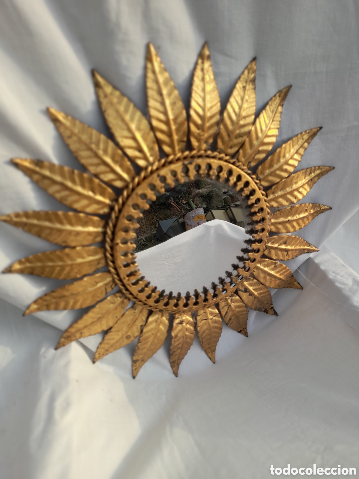Vintage: peque&ntilde;o espejo sol ,metal policromado en oro 0.37cent de diametro