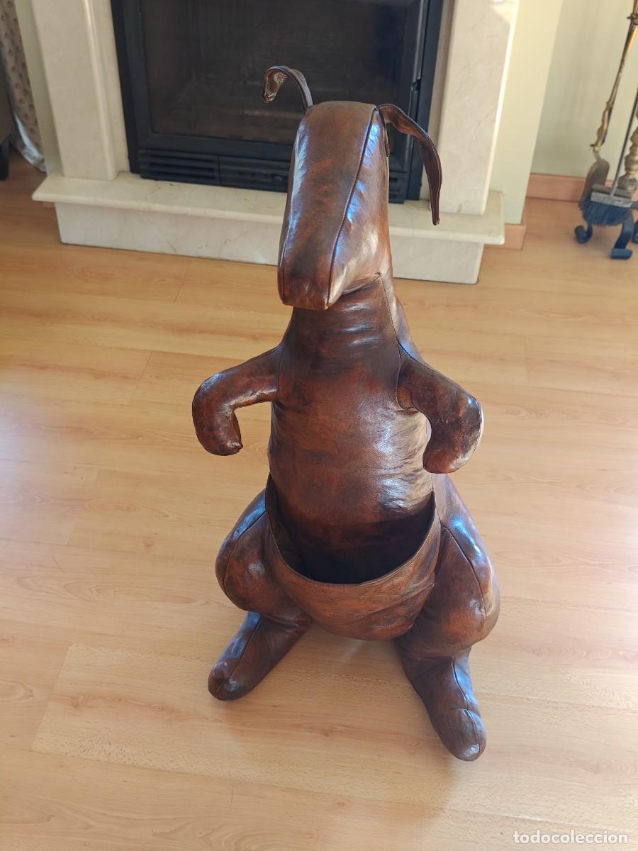 Vintage: Revistero de piel. Forma de canguro. - Foto 1