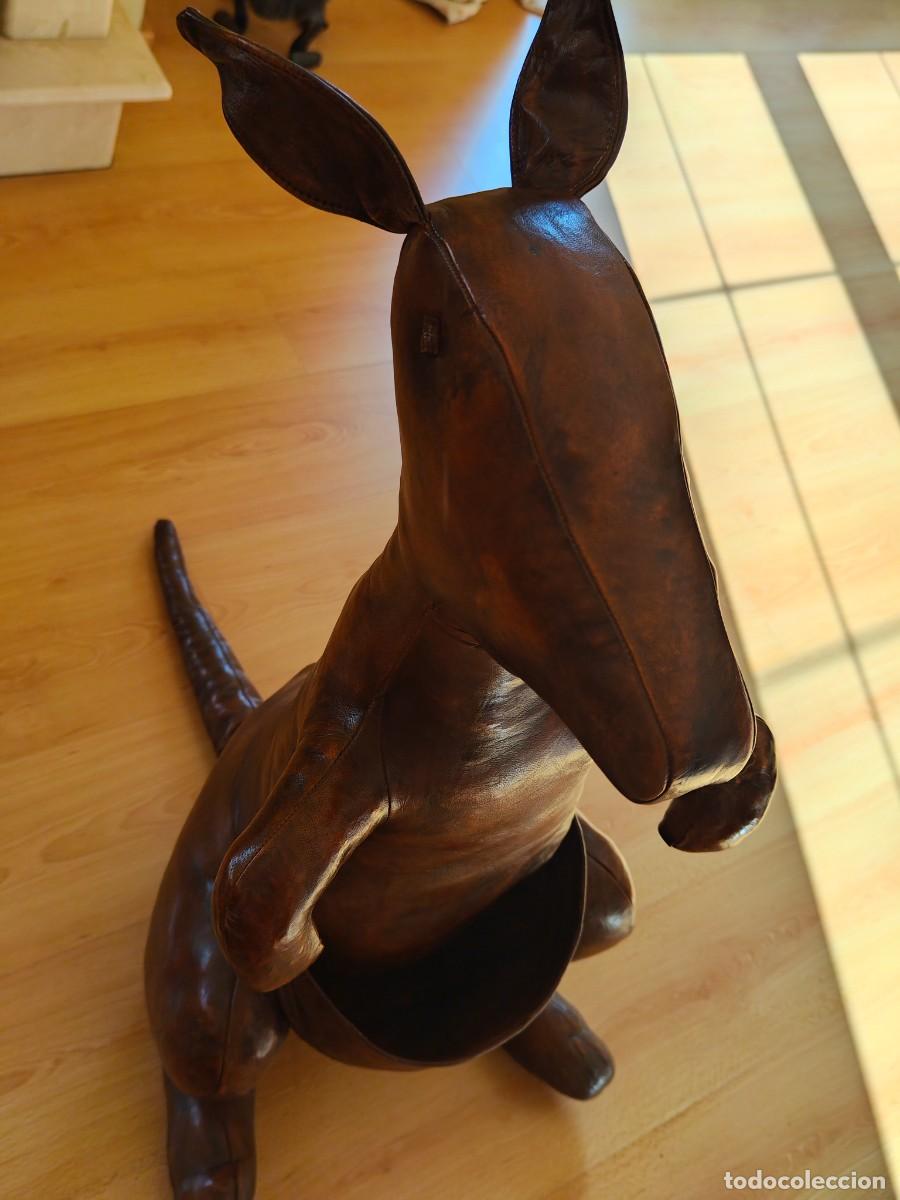 Vintage: Revistero de piel. Forma de canguro. - Foto 2