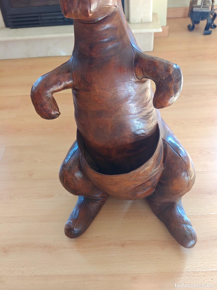 Vintage: Revistero de piel. Forma de canguro. - Foto 3