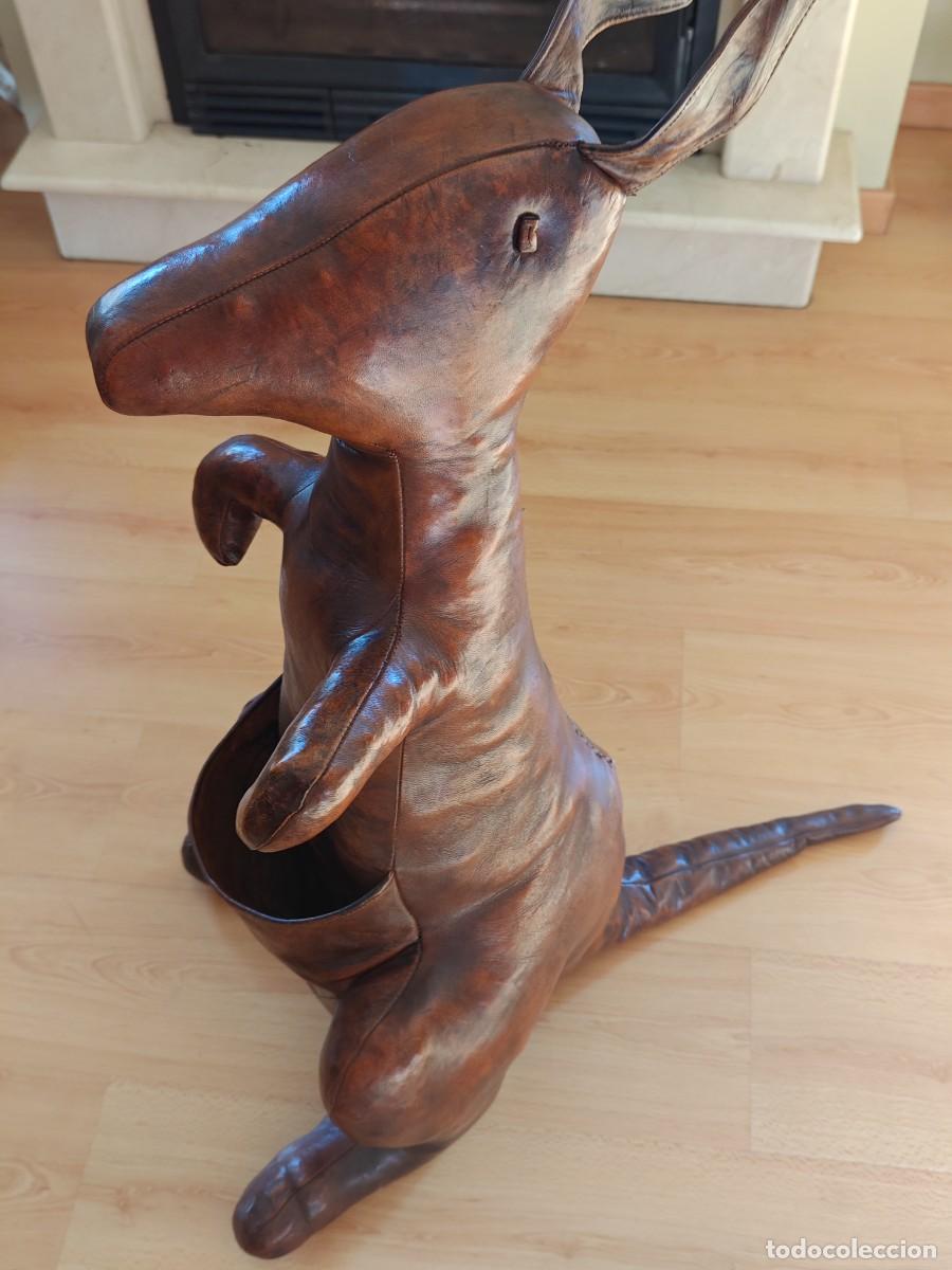Vintage: Revistero de piel. Forma de canguro. - Foto 4